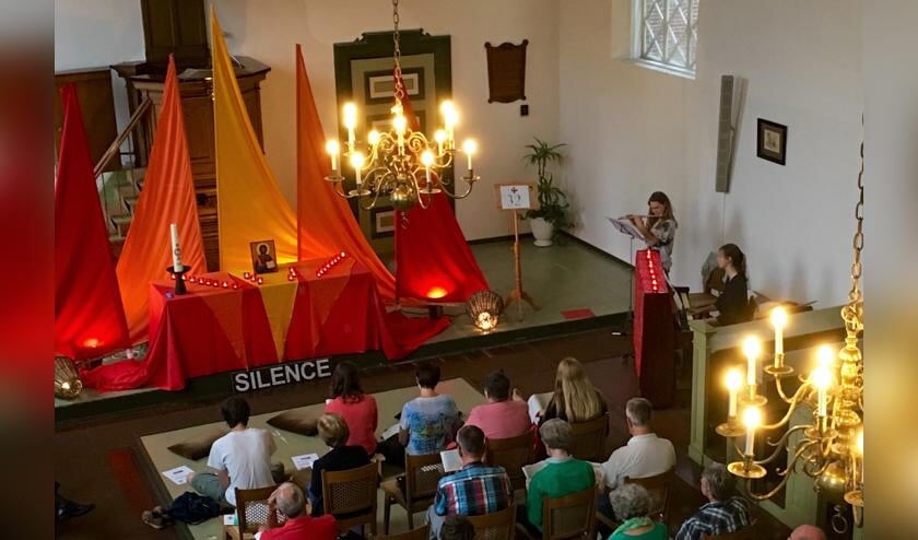 Een meditatieve Taizéviering is een korte viering met weinig gesproken woord, twee stiltes en veel zang.