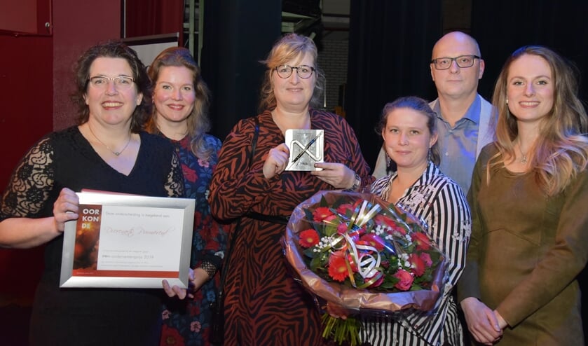 De dames van Dierenartsenpraktijk Purmerend en Marije Sliphorst (tweede van links) en Marco Dekker van de PRO.
