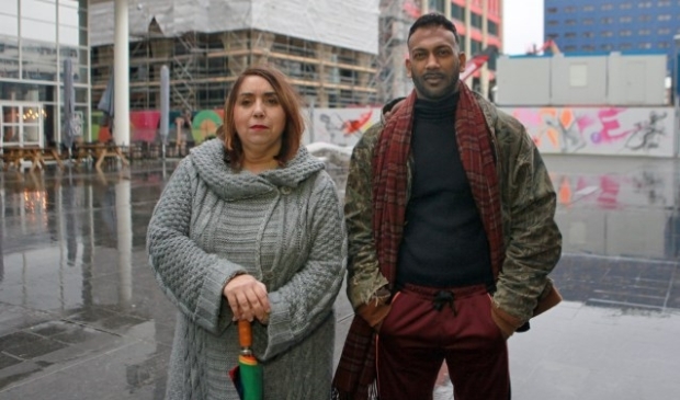 Fatima Faid (links) vindt dat er meer sociale huurwoningen gebouwd moeten worden. Fazle sluit zich daarbij aan. Als zzp'er is het voor hem bijna onmogelijk om een huis te vinden. (Foto: Peter van Zetten) 