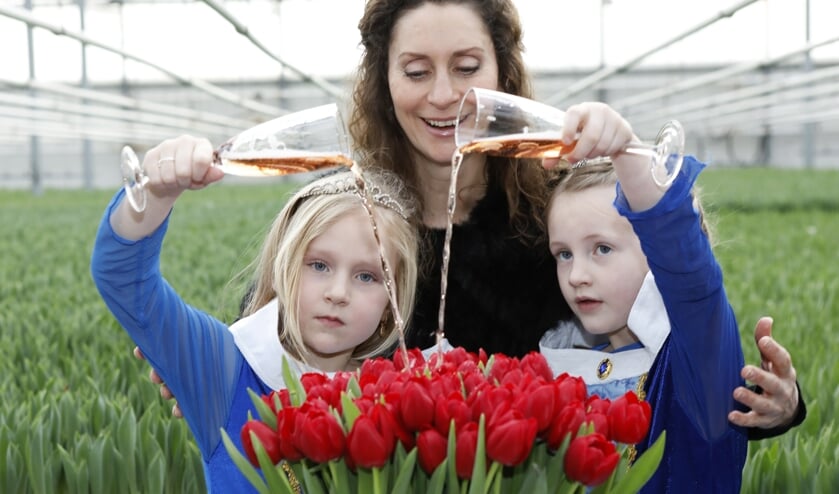 Wenskinderen Femke (l) en Zoé (r) met Pia Douwes, ambassadeur Make-A-Wish Nederland.