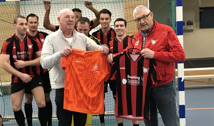 Gerrit Aafjes namens de KNVB (links) en Cor Ernest van Sandow wisselen shirtjes uit.