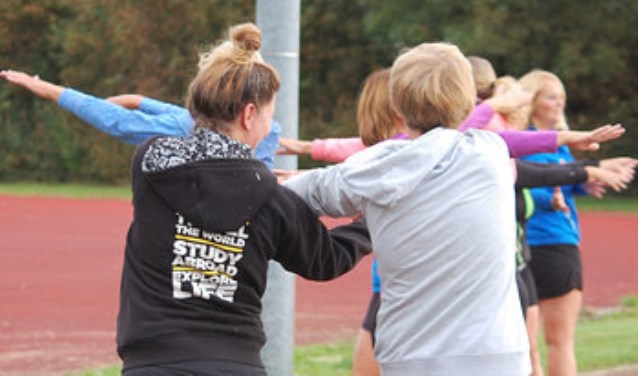 Sportieve deelnemers bewegen tijdens een wandelbootcamp-cursus.