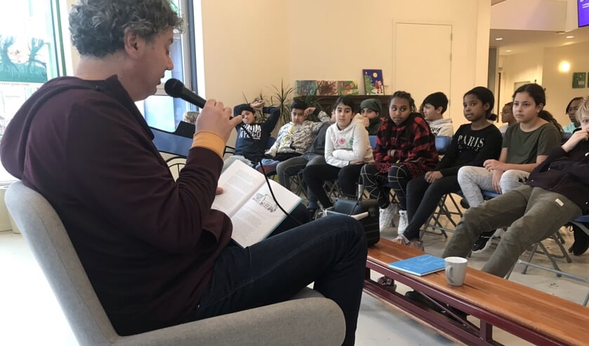 Bas Kok die leest zijn boek 'De Kroon der Wijsheden' voor op IKC NoordRijk.