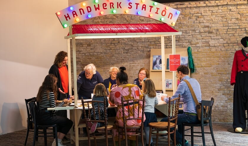 Leer bij het Handwerkstation alle geheimen van het breien met kralen, creatief borduren en het repareren van kleding.