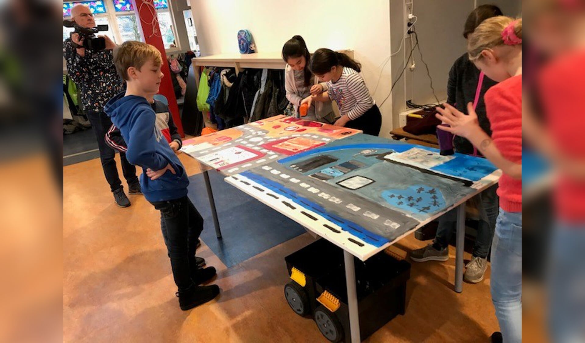 Leerlingen van klas 7A van de Anne Frank School schilderen de toekomst van Heemskerk.