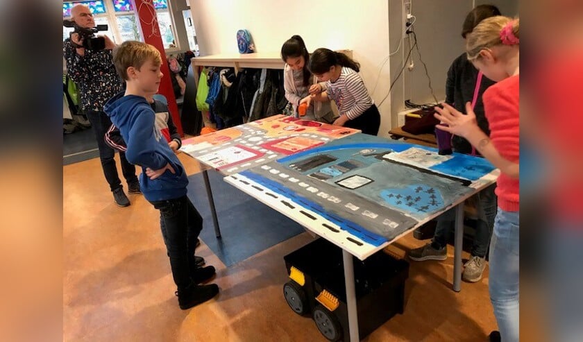 Leerlingen van klas 7A van de Anne Frank School schilderen de toekomst van Heemskerk.
