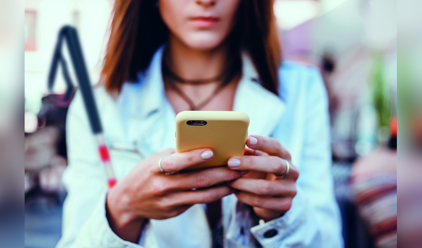 Slechtziende dame met mobiele telefoon.