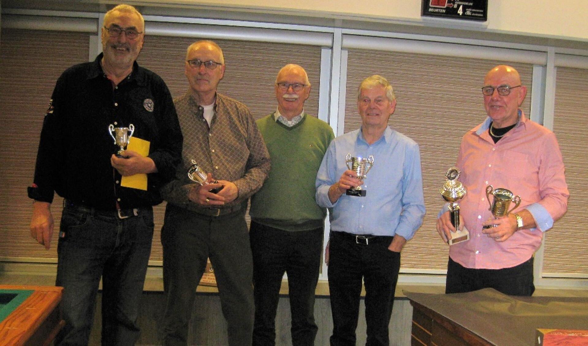 Vlnr: Jan vd Wiele 4e, Bep Knopper 3e, Henk Konijn 2e en Ton de Boer 1e. Hij ontving tevens de wisselbeker. In het midden: Henk Pirovano, voorzitter.