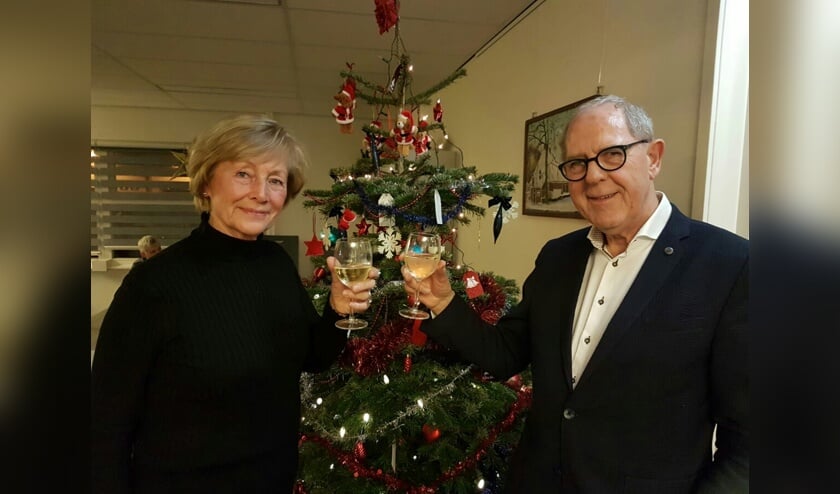 Marry Zwaan (voormalig voorzitter afdeling Uitgeest) en Mees Hartvelt (voorzitter afdeling IJmond) heffen het glas op de samenwerking.