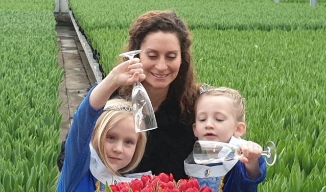 Prinsesjes laten champagne vloeien onder toeziend oog van musicalster Pia Douwes.