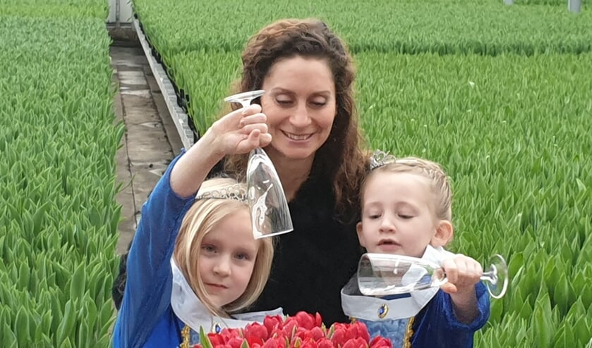 Prinsesjes laten champagne vloeien onder toeziend oog van musicalster Pia Douwes.