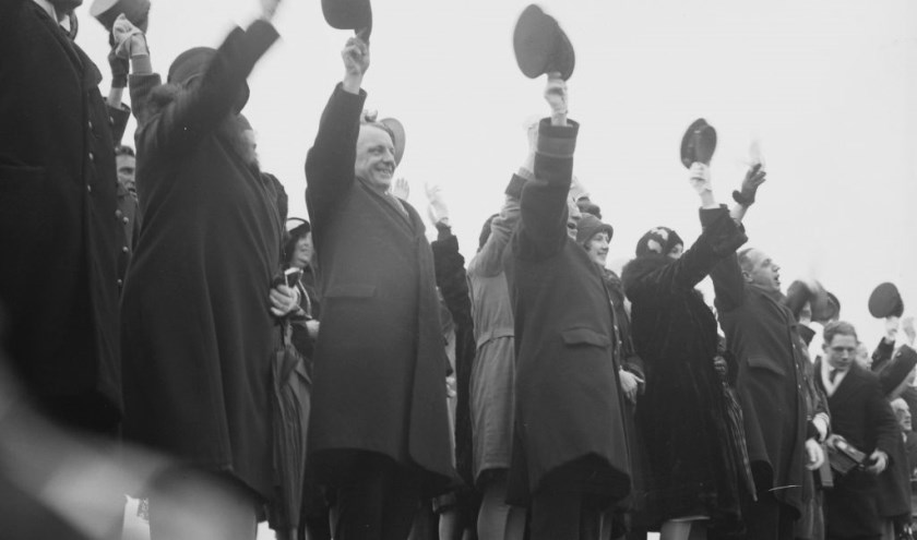 Juichende toeschouwers tijdens de beëdiging van jonge officieren te Den Helder, 1930.