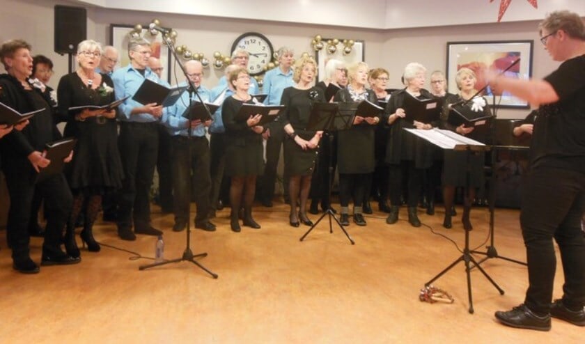 Smartlappenkoor Beverwijk oefent voor het optreden in Castricum.