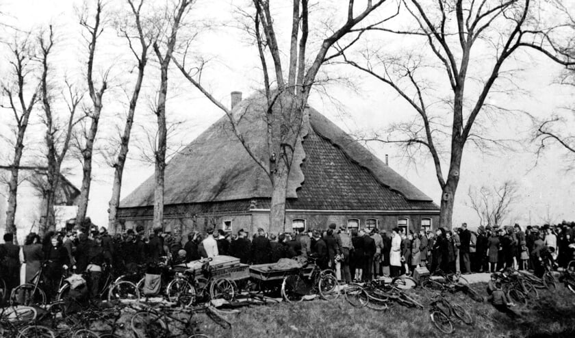 (Niestadt Beeldbank/Zijper Museum): In de 'hongerwinter' kwamen velen uit de Randstad eten halen in noordelijk Noord-Holland.De boerderij was ten tijde van de oorlog in het bezit van Fam. J.J. Groot, en nu nog steeds in het bezit van zijn nazaten.