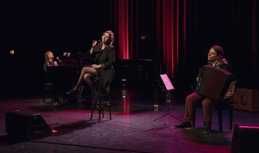 Maurits Fondse, Britta Maria en Oleg Fateev zingen en spelen de mooiste Nederlandse liedjes.