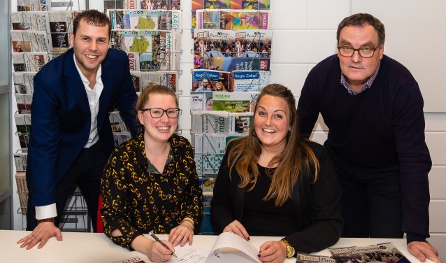 De samenwerking is een feit. Tot tevredenheid van Shirley Benoit van Bureau Toerisme Laag Holland (tweede van links) en Jacob Ruig, Nicole Klaver en John Bontje van Rodi Media.