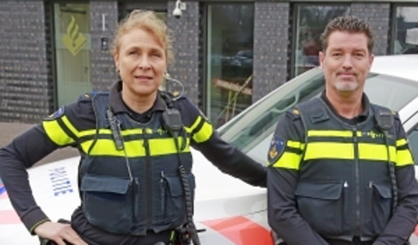 Wijkagenten Bergen en Bergen aan Zee Aletta Teerhuis en Vincent Beuling.