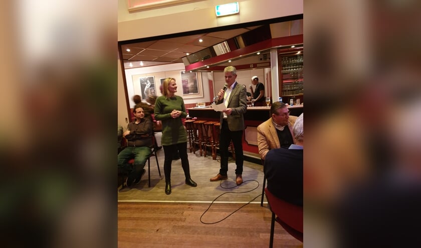 Petra Hendriks-Verburgt wordt toegesproken door voorzitter Peter Knook.