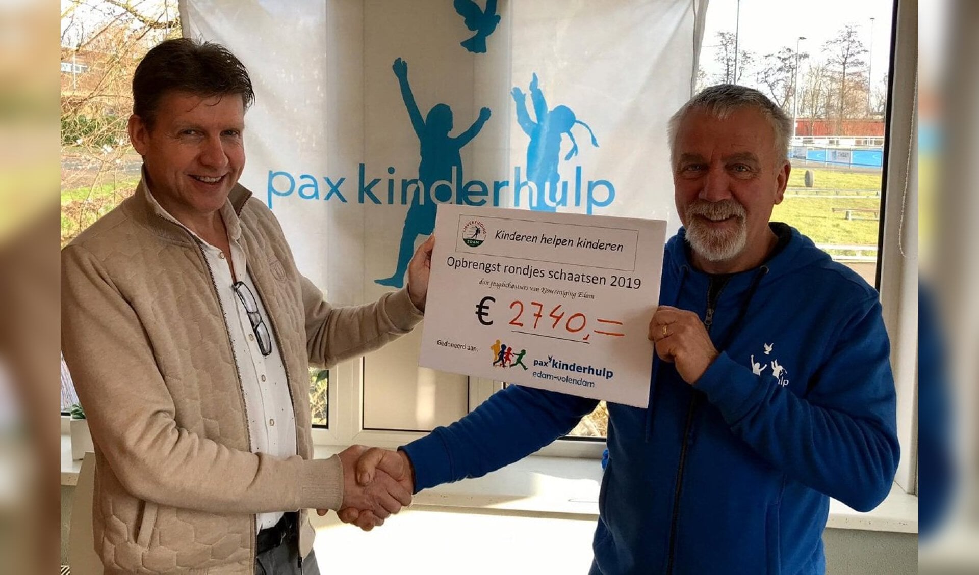 Kinderen uit Edam schaatsen €2740 bij elkaar voor Pax Kinderhulp. 