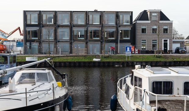 De stapelwoningen aan de Kanaaldijk worden naar verwachting volgende maand opgeleverd.