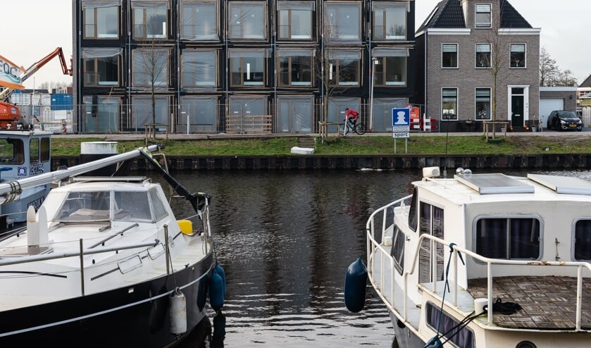 De stapelwoningen aan de Kanaaldijk worden naar verwachting volgende maand opgeleverd.