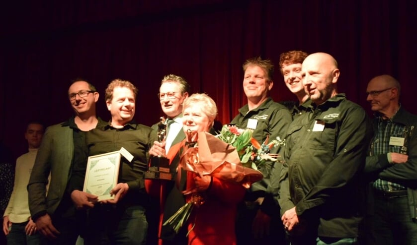Loonbedrijf K. van der Geest met directeur Corrie van der Geest in het midden met om haar heen Marco en Sjors van der Geest.