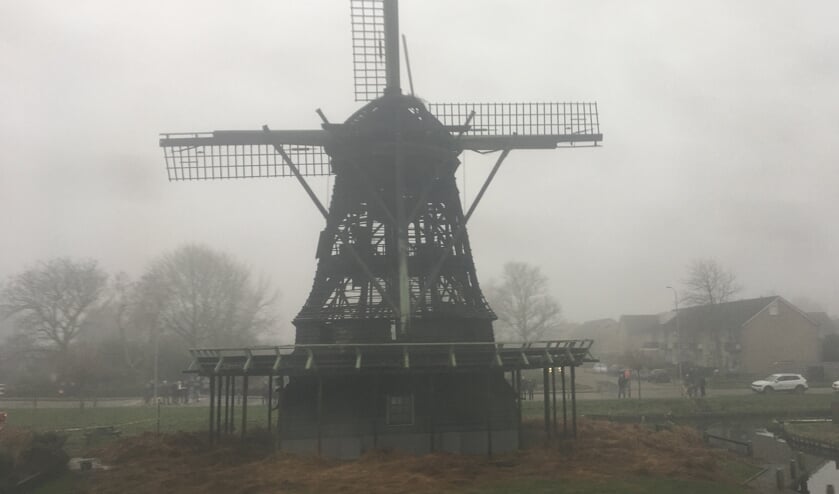 Uitgebrande molen ligt er verlaten bij.