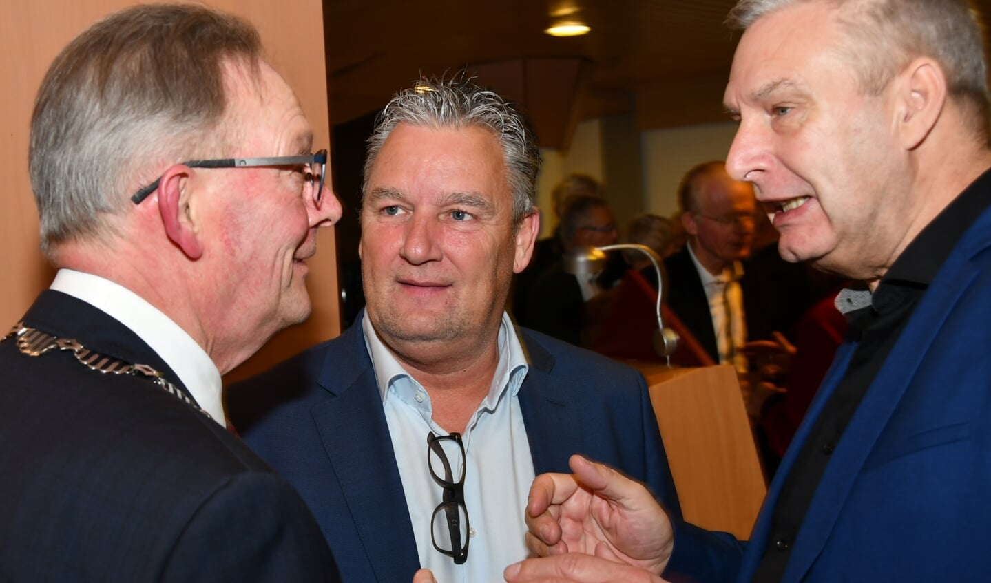 Samen sterk. Jan Boer (rechts op de foto, POV Wormerland) en Harrie van der Laan (POV Zaanstad) waren druk in gesprek met de vertrekkende burgemeester.   