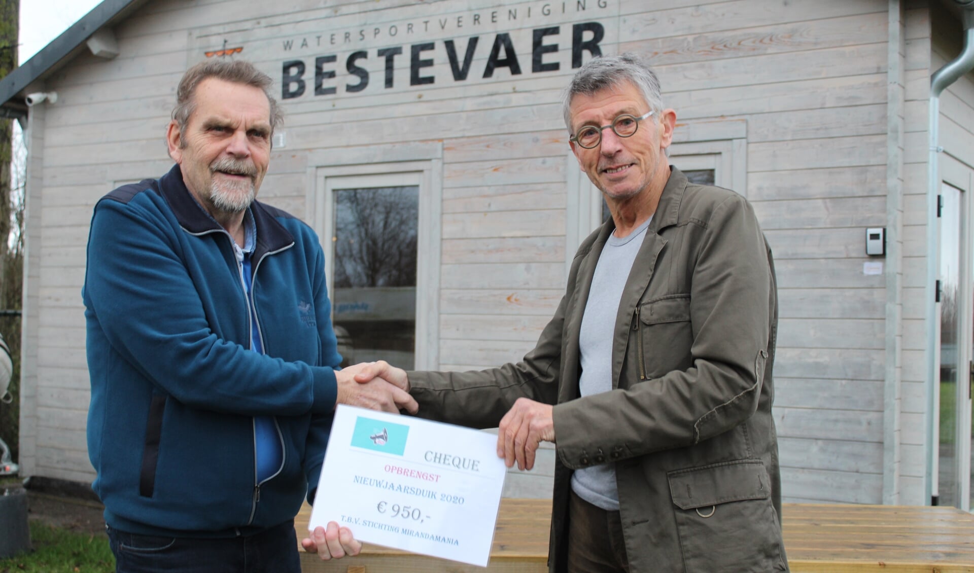 Roel Braaksma, van MirandaMania, krijgt uit handen van Siem Zeilemaker, fractievoorzitter van PWF, een cheque van 950 euro uitgereikt. 