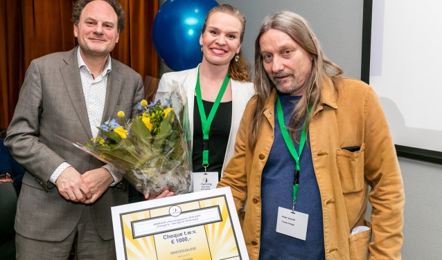 Leah Veldman en Peter Vennik (r), met Freddy Weima van Nuffic.