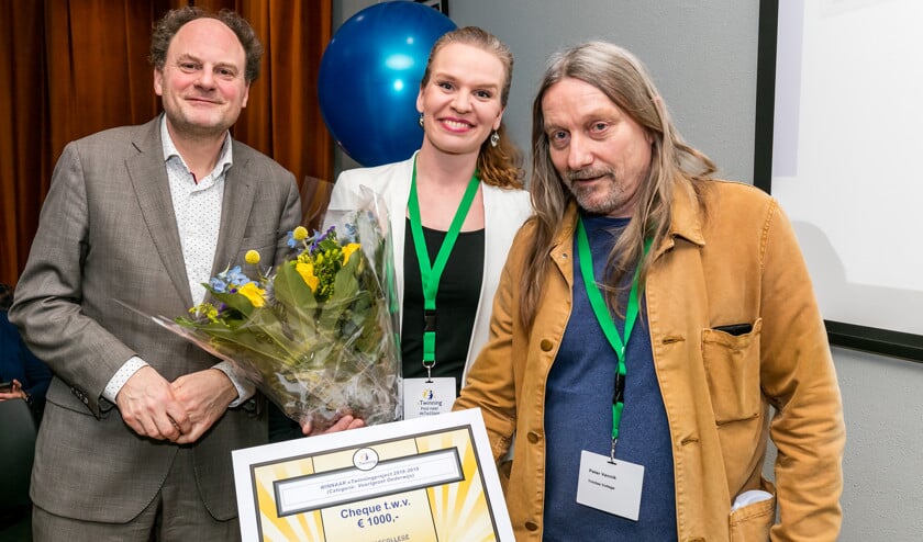 Leah Veldman en Peter Vennik (r), met Freddy Weima van Nuffic.