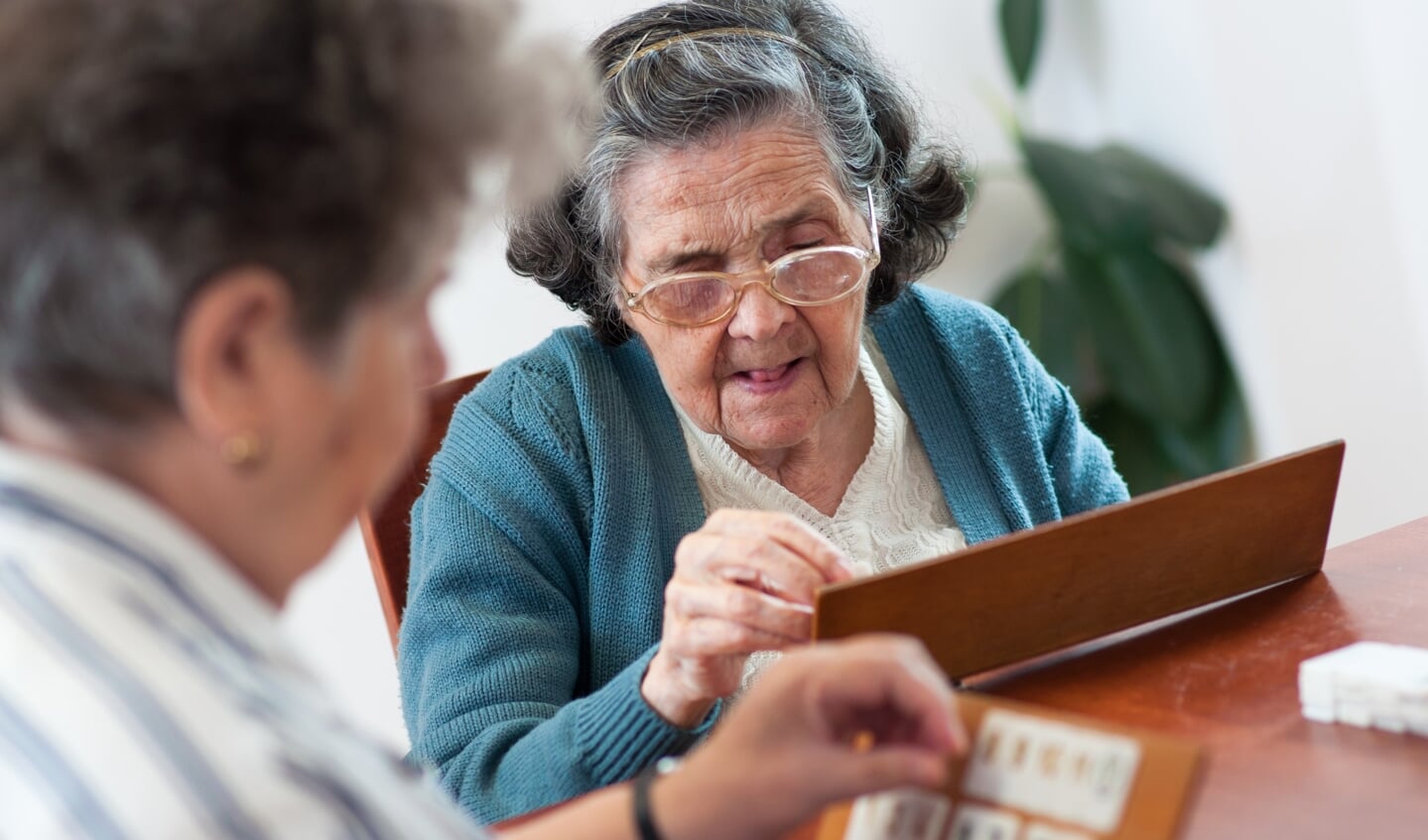 Samen een spelletje doen, dat is nog eens gezellig.