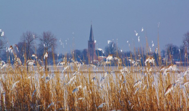Uitzicht tijdens de Snertwandeltocht met aan de horizon 't Kerkhuys.