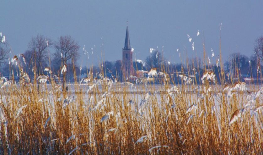 Uitzicht tijdens de Snertwandeltocht met aan de horizon 't Kerkhuys.