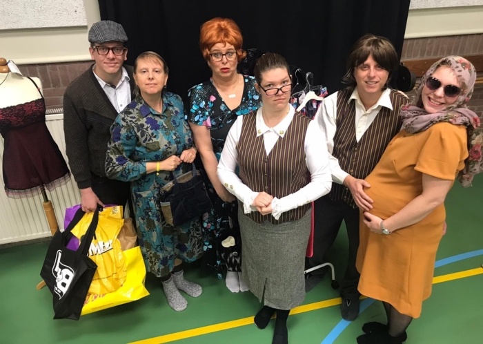 v.l.n.r. de spelers Cor Sprangers, Antoinet Homburg, Simone Berkhout, Kim de Leeuw, Hans Schuit en Marian Sprangers Dit zijn de spelers van Paniek op de 13e
