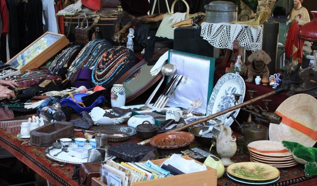 Allerlei snuisterijen zijn tijdens de vlooienmarkt in de Dars te koop voor een schappelijk prijsje.