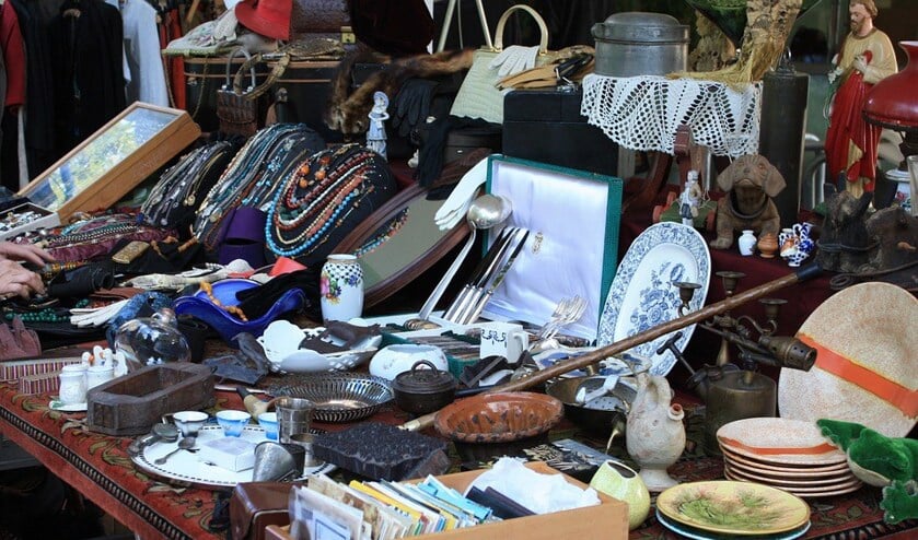 Allerlei snuisterijen zijn tijdens de vlooienmarkt in de Dars te koop voor een schappelijk prijsje.