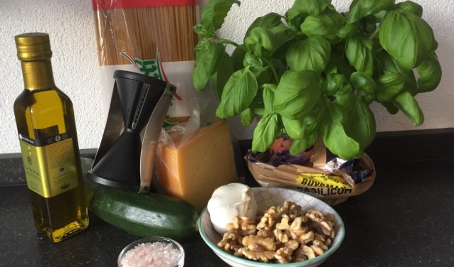 De kinderen gaan zelf pasta pesto maken.