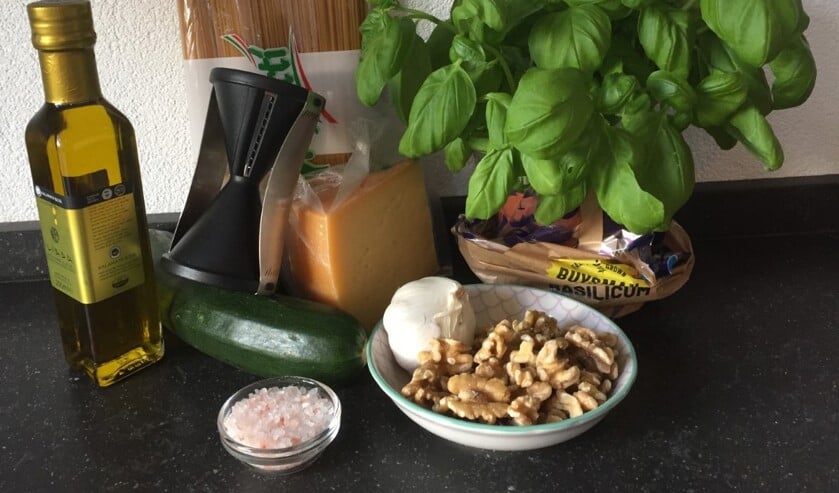 De kinderen gaan zelf pasta pesto maken.
