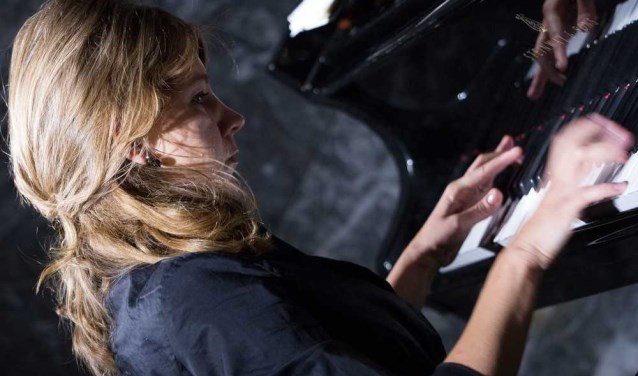Sophia Vasheruk op piano.