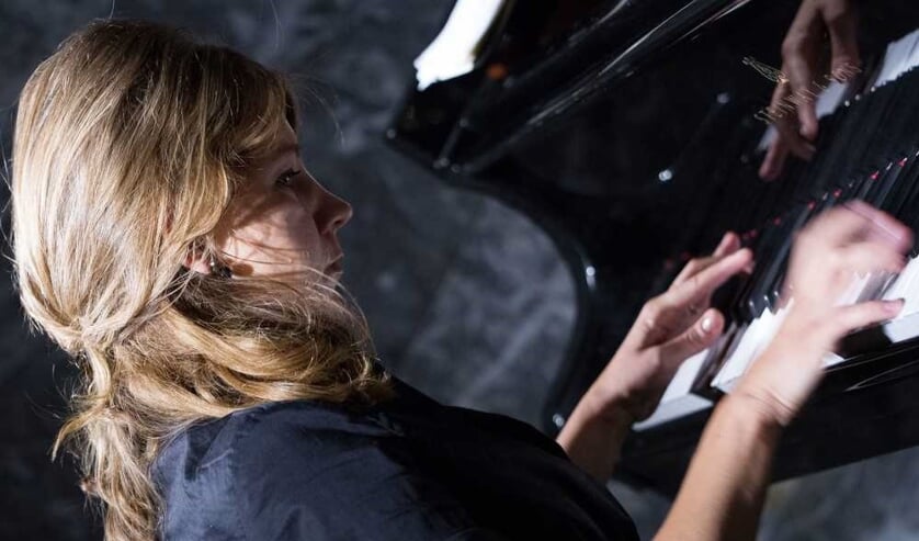 Sophia Vasheruk op piano.