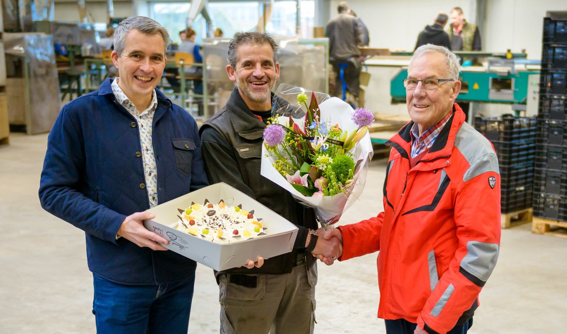 Tinus Teeuwen neemt bloemen en taart in ontvangst in de schuur van Teeuwen & Zonen.