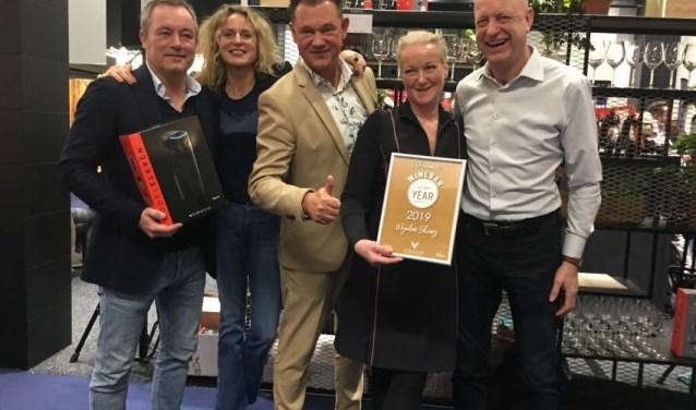 Van links naar rechts: Robert van Dijk (Coravin), Sharon van Lokhorst (FavorFlav.com), Robert Verhoeven (Pitch PR) ,Anita Boezaard en Wim Wiersma (Shiraz Amsterdam).