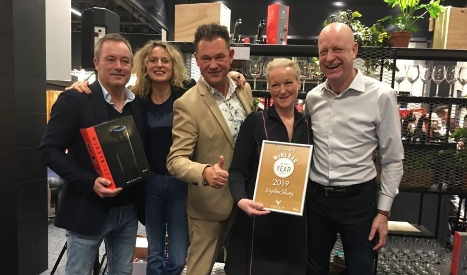 Van links naar rechts: Robert van Dijk (Coravin), Sharon van Lokhorst (FavorFlav.com), Robert Verhoeven (Pitch PR) ,Anita Boezaard en Wim Wiersma (Shiraz Amsterdam).