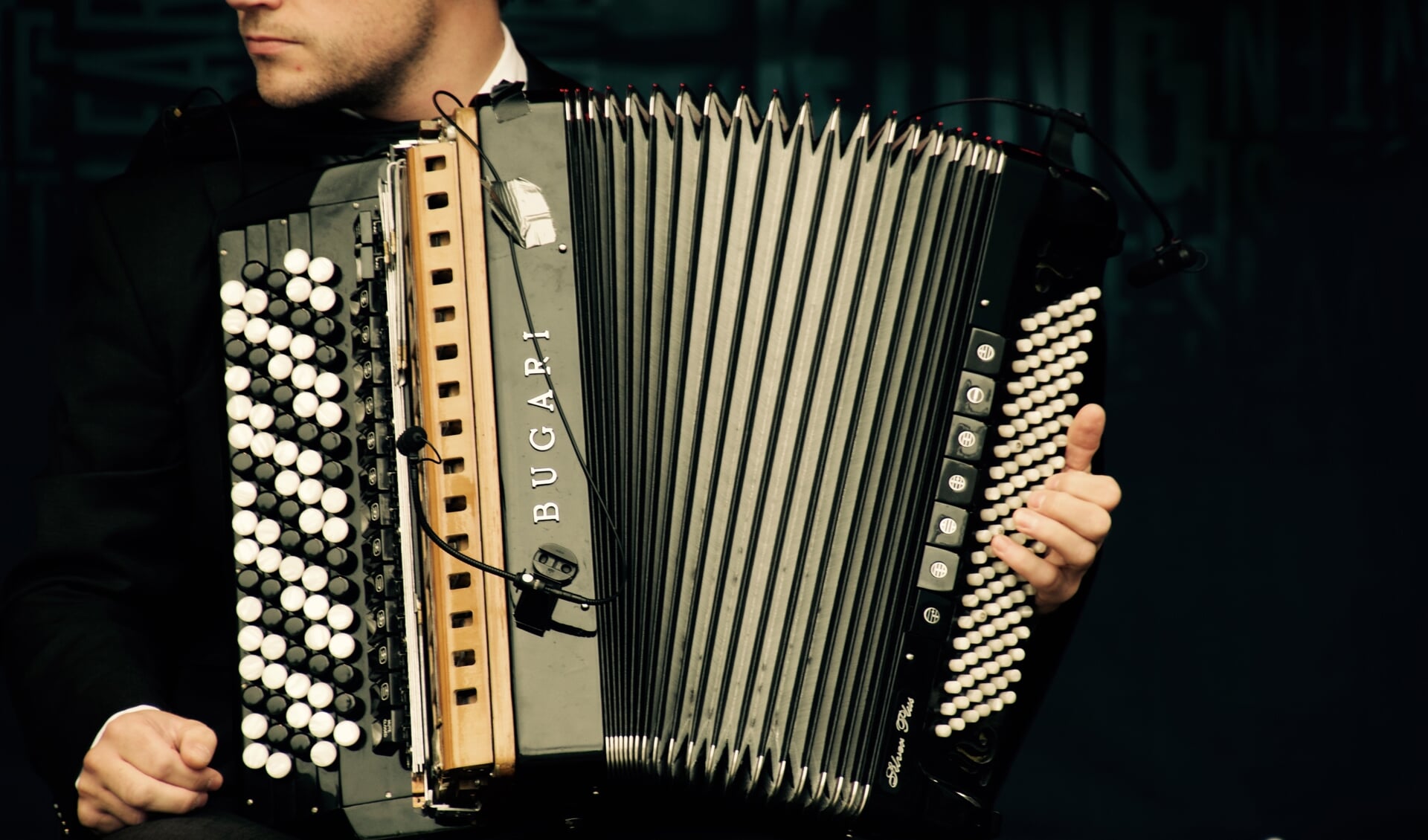 Een accordeon kan feestelijk zijn, maar ook gevoelige muziek voort brengen.