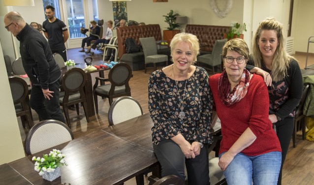 Karin Huisman, Jolanda Mol en Dionne Dekker (v.l.n.r.) in restaurant de Oude Dame in De Wilgenhof. Op de achtergrond is de fitnessochtend in volle gang.