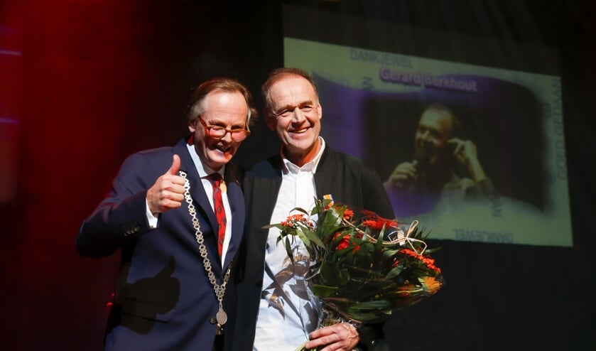 Burgemeester Streng overhandigde Gerard Berkhout de Koninklijke onderscheiding.