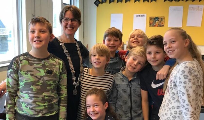 Leerlingen van basisschool De Binnendijk in Monnickendam met locoburgemeester Astrid van de Weijenberg.