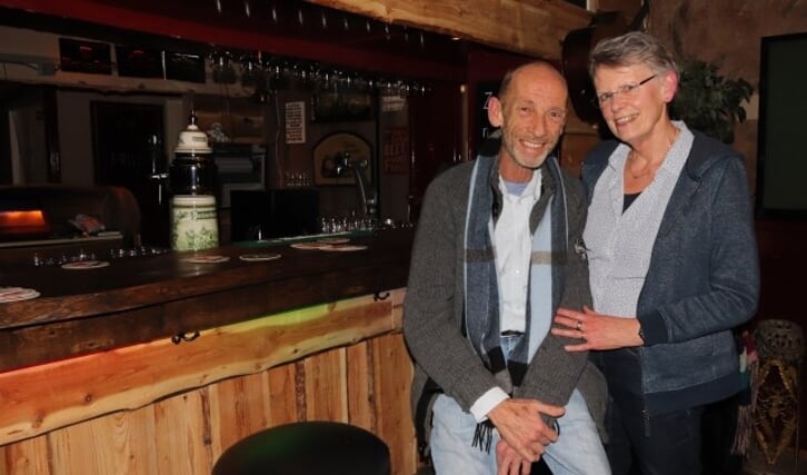 Bernard Lautenslager en Janette Bosgraaf organiseren maandelijks bijeenkomsten voor LHBTI-inwoners van de gemeente Alphen in de Tapperij en in Soos aan den Rijn.