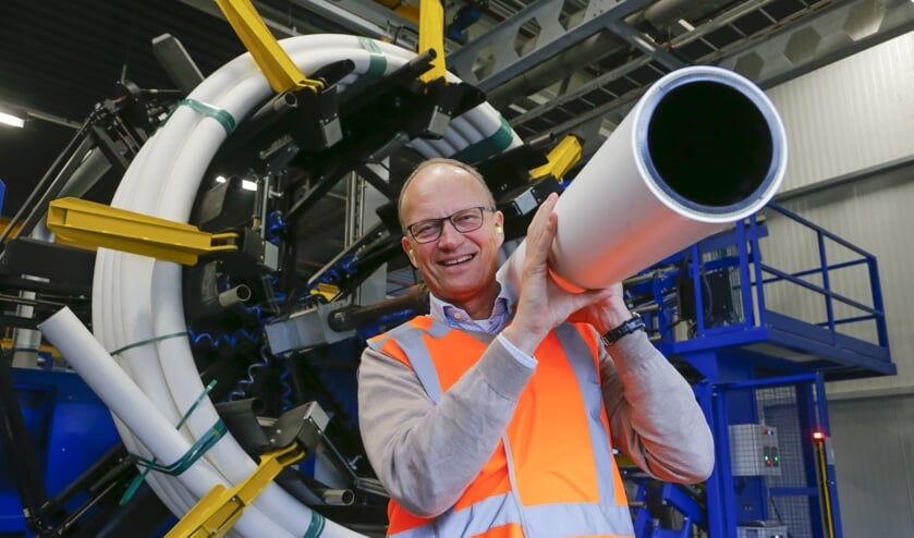 Mark van Loon met door Pipelife geproduceerde buis.